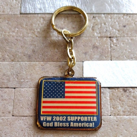 VFW 2002 Supporter God Bless America American Flag Keychain - Picture 1 of 3
